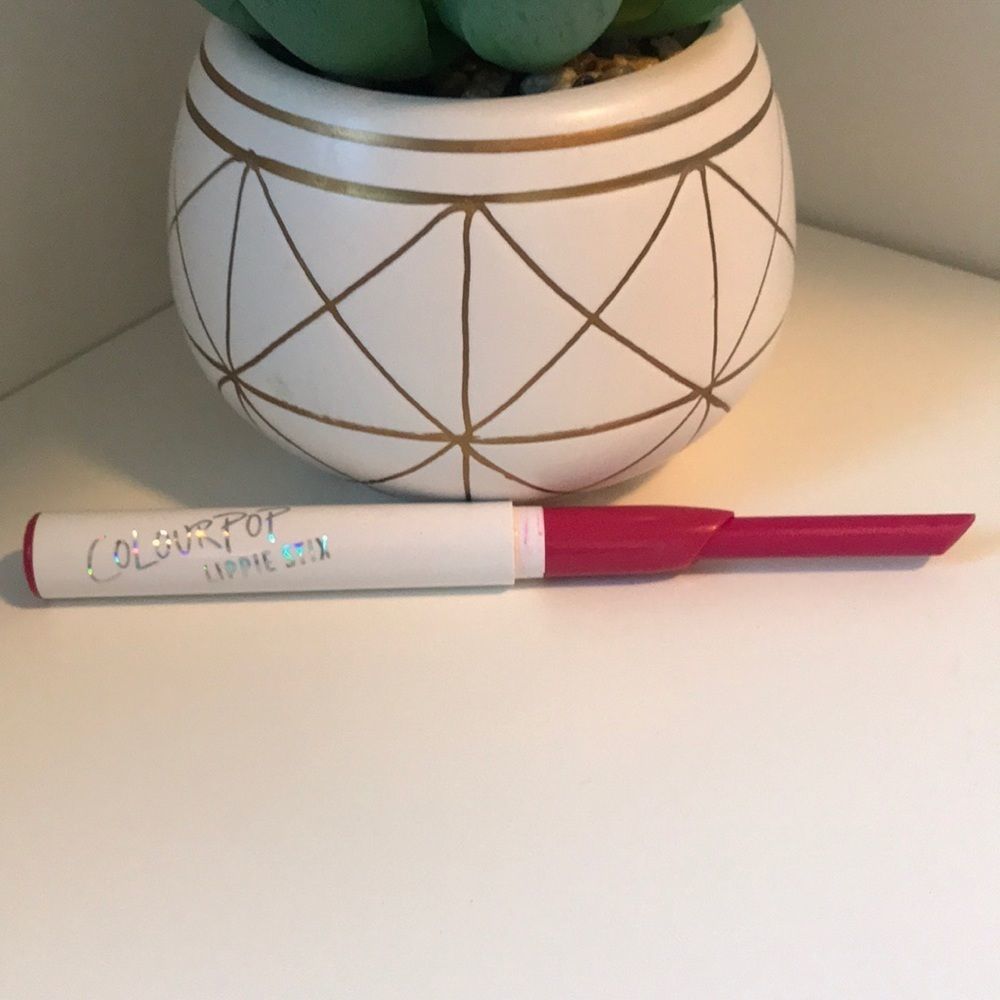 🌷5/$20🌷- Colourpop Lippie-Out of Sync (Matte)